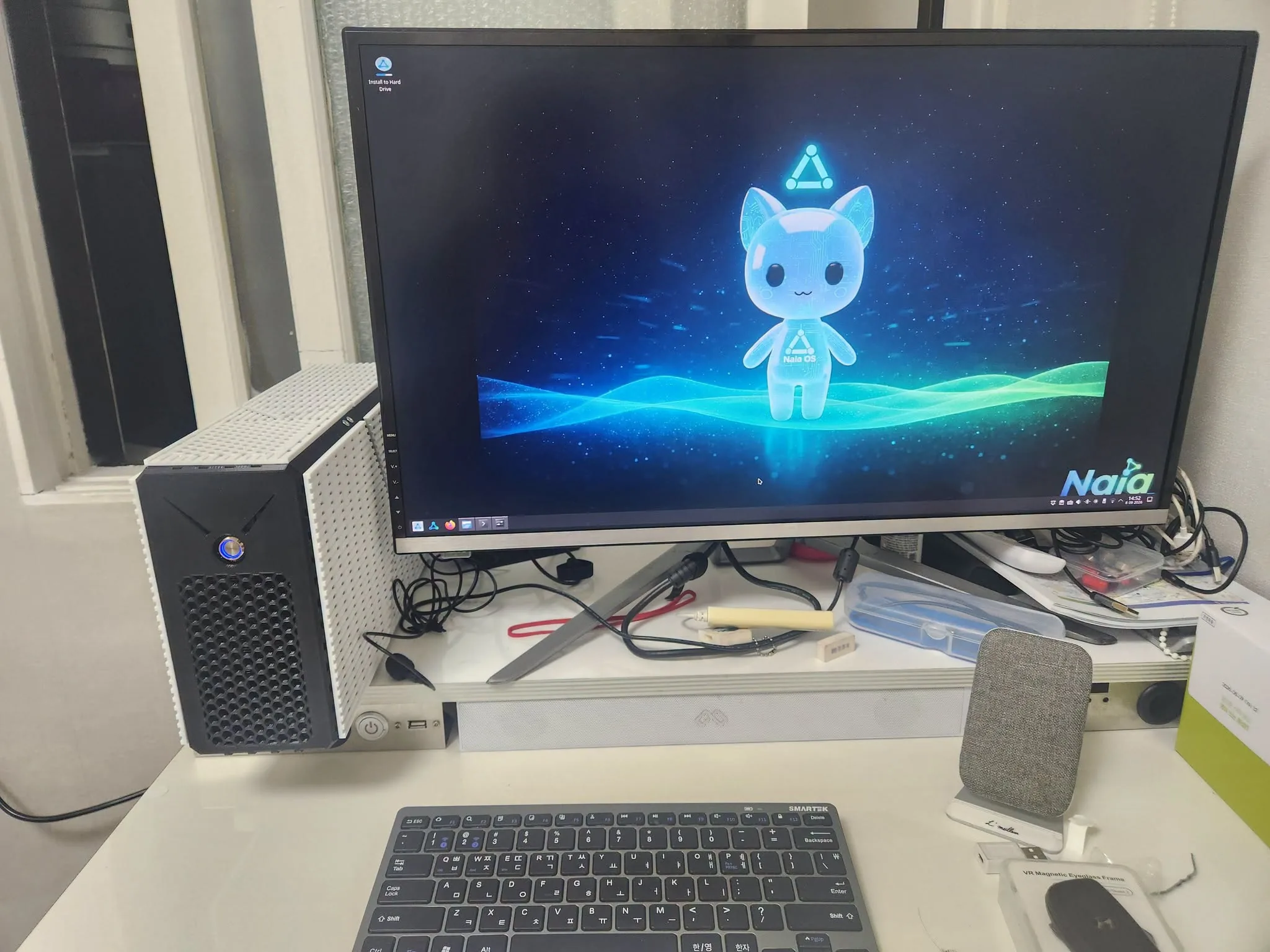 Naia Cloud-Sprachserver im internen Usability-Test und die 3D-gedruckte Naia-Hardware links
